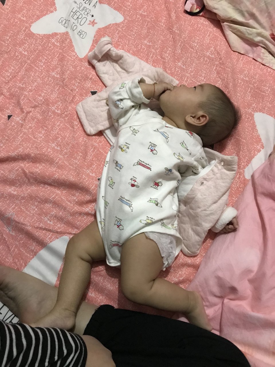 是让宝宝吃手还是选择安抚奶嘴呢