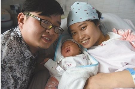 二胎妈妈临产突发脐带脱垂，医生7分钟救回女婴！
