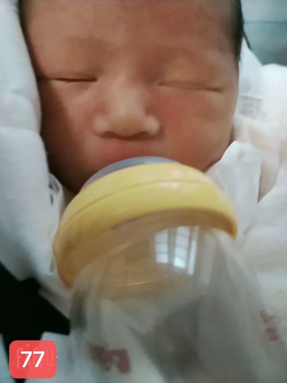 姐妹们帮我看看，宝宝这是双眼皮印吗？，以后会变双眼皮吗？