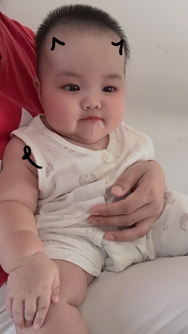 3个月的小胖子长牙咯