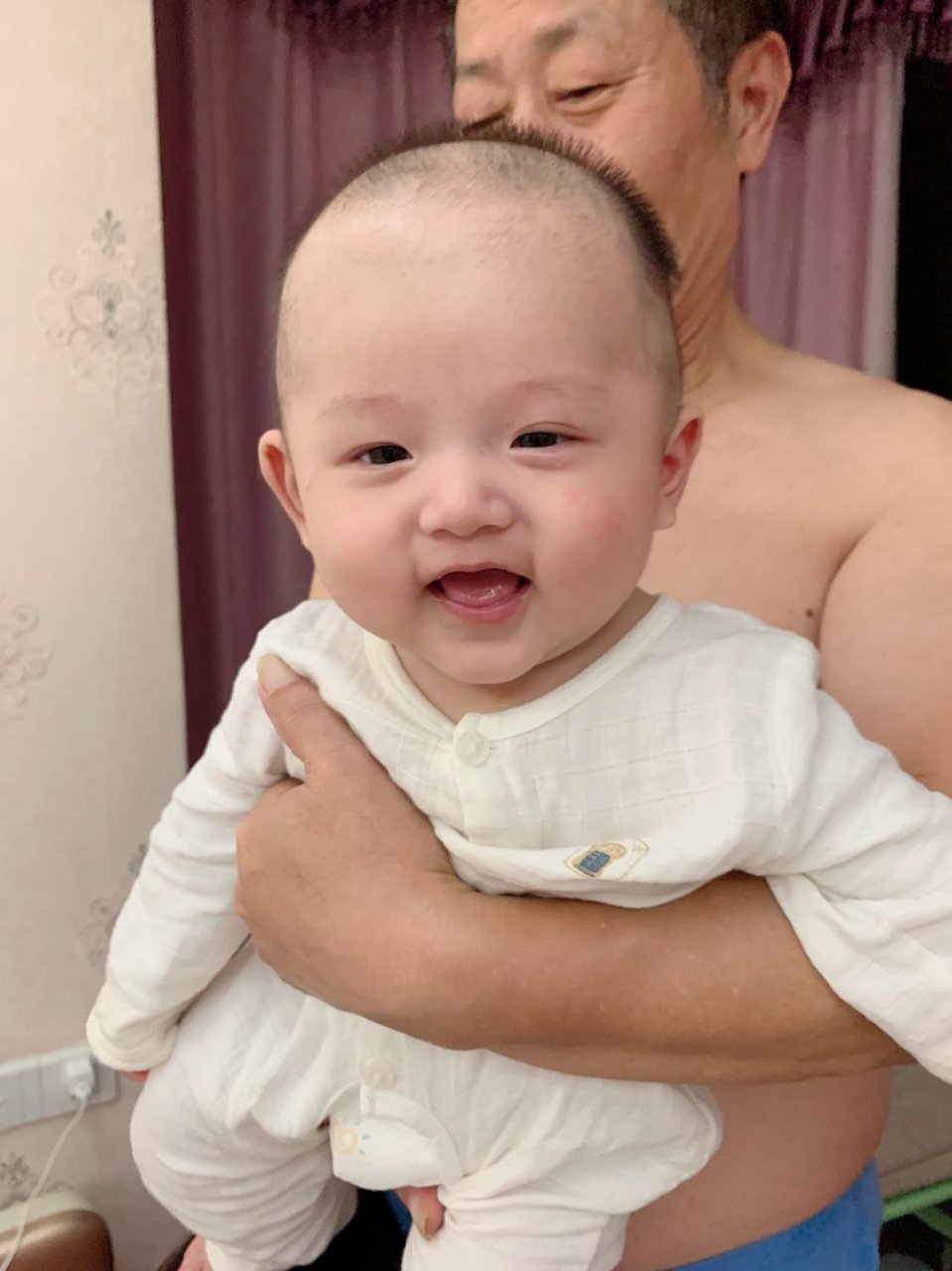 请问四月圈的宝妈们，你们的宝宝会不会流口水？