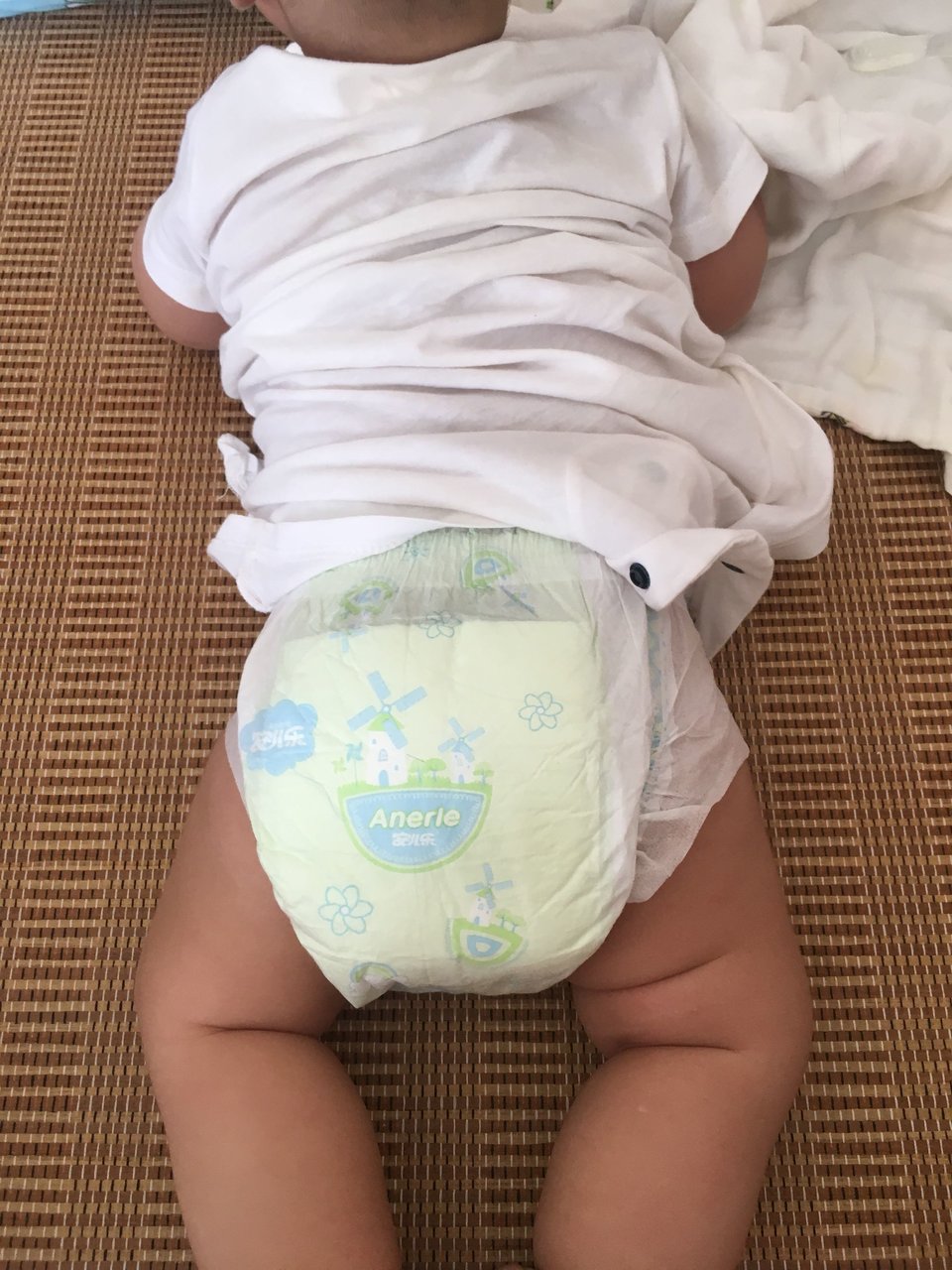 宝宝四个多月了，大腿右边比左边大腿肉多，什么原因正常吗？