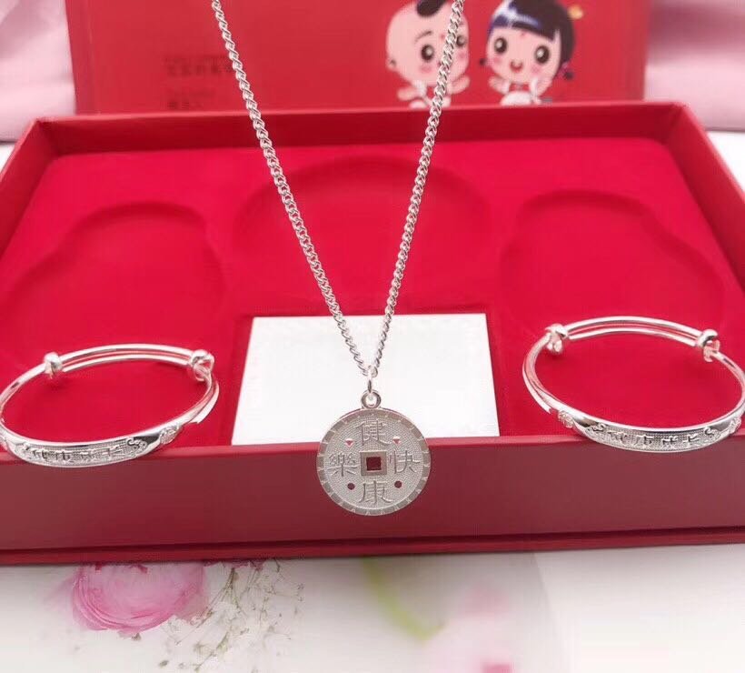 你们有给自己的宝宝买银饰吗