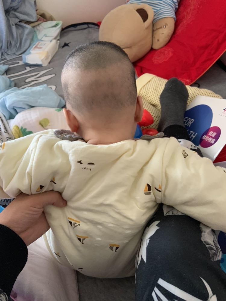 宝宝坐着头有点偏，谁能给这建议