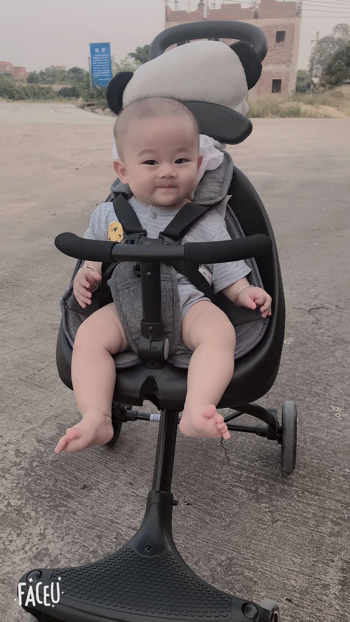 宝宝五个多月，不过有这车车出门也方便，可以解放双手啦