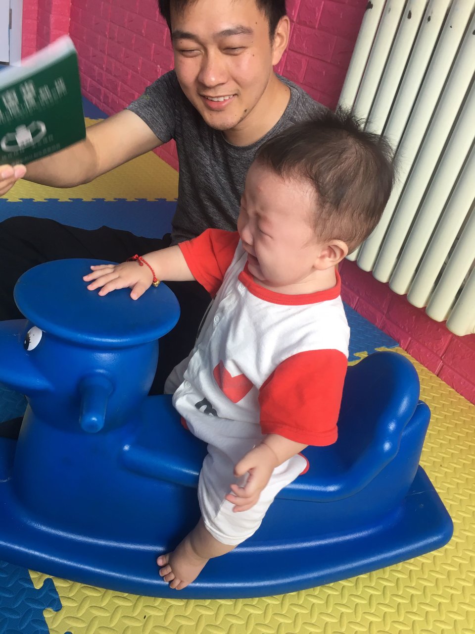 宝宝今天差点从车里摔下来