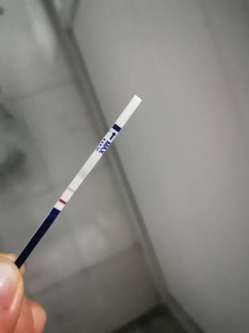 怀孕六周了,为什么验孕棒还是一深一浅,正常吗