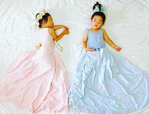 日本妈妈生了一对龙凤胎,竟然在孩子睡觉时搞事情